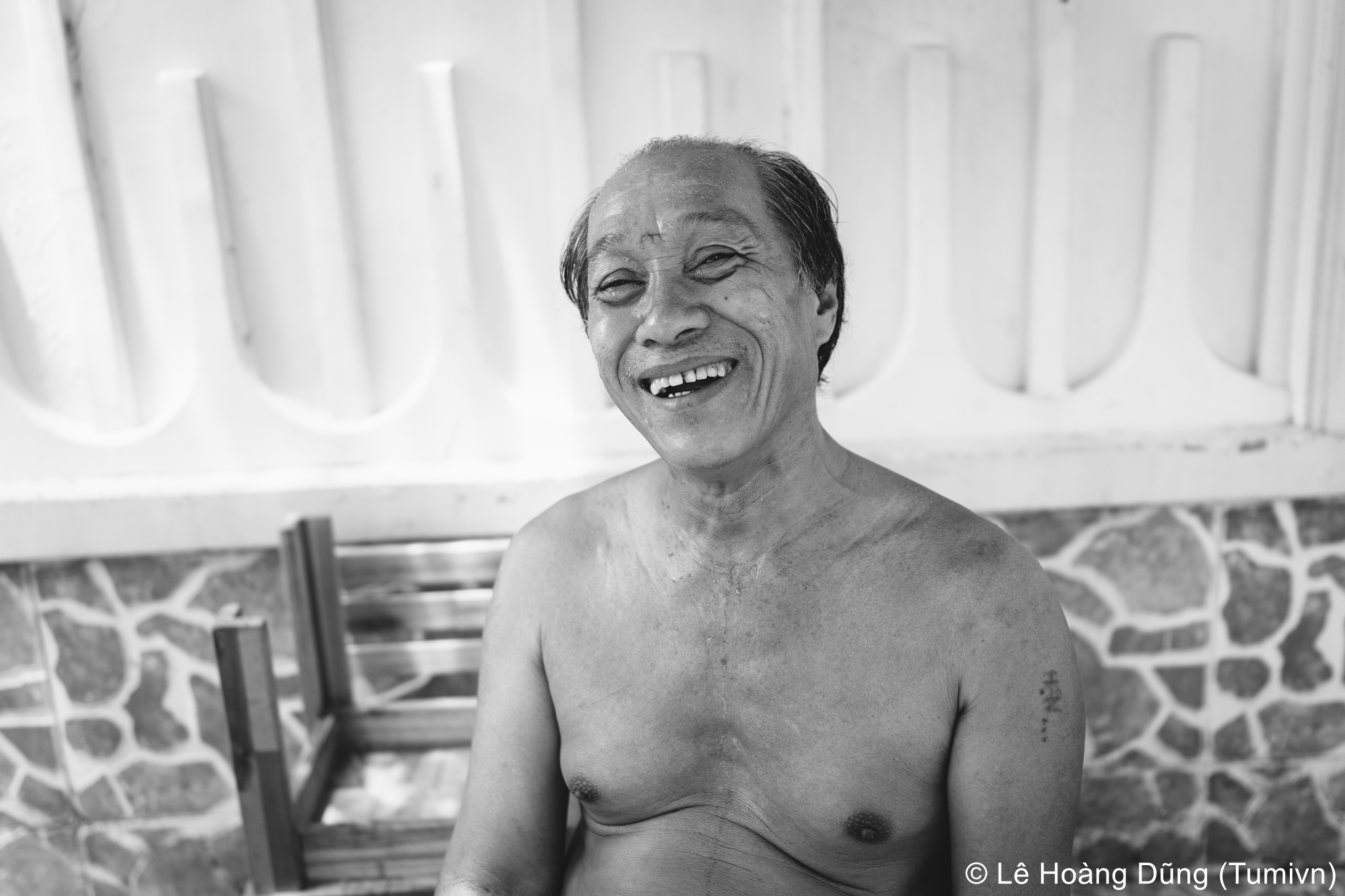 20170406-DSC-RX1R-35mm F2.0-smiling-01-bw